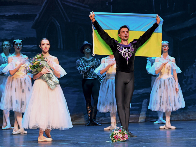 Salen reiste seg da den ukrainske nasjonalsangen ble fremført. Foto: Sven Gj. Gjeruldsen, Det kongelige hoff